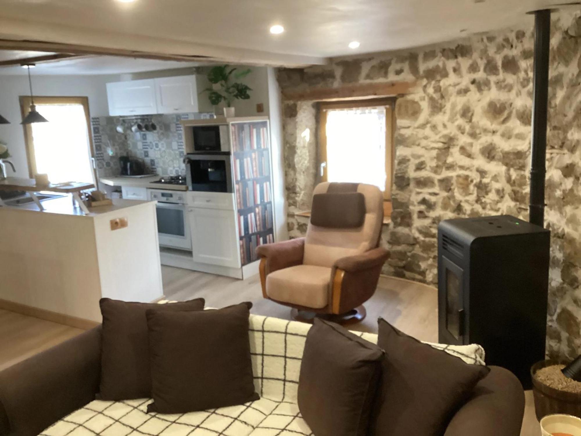 Maison Charmante A Saint-romain, Animaux Acceptes.