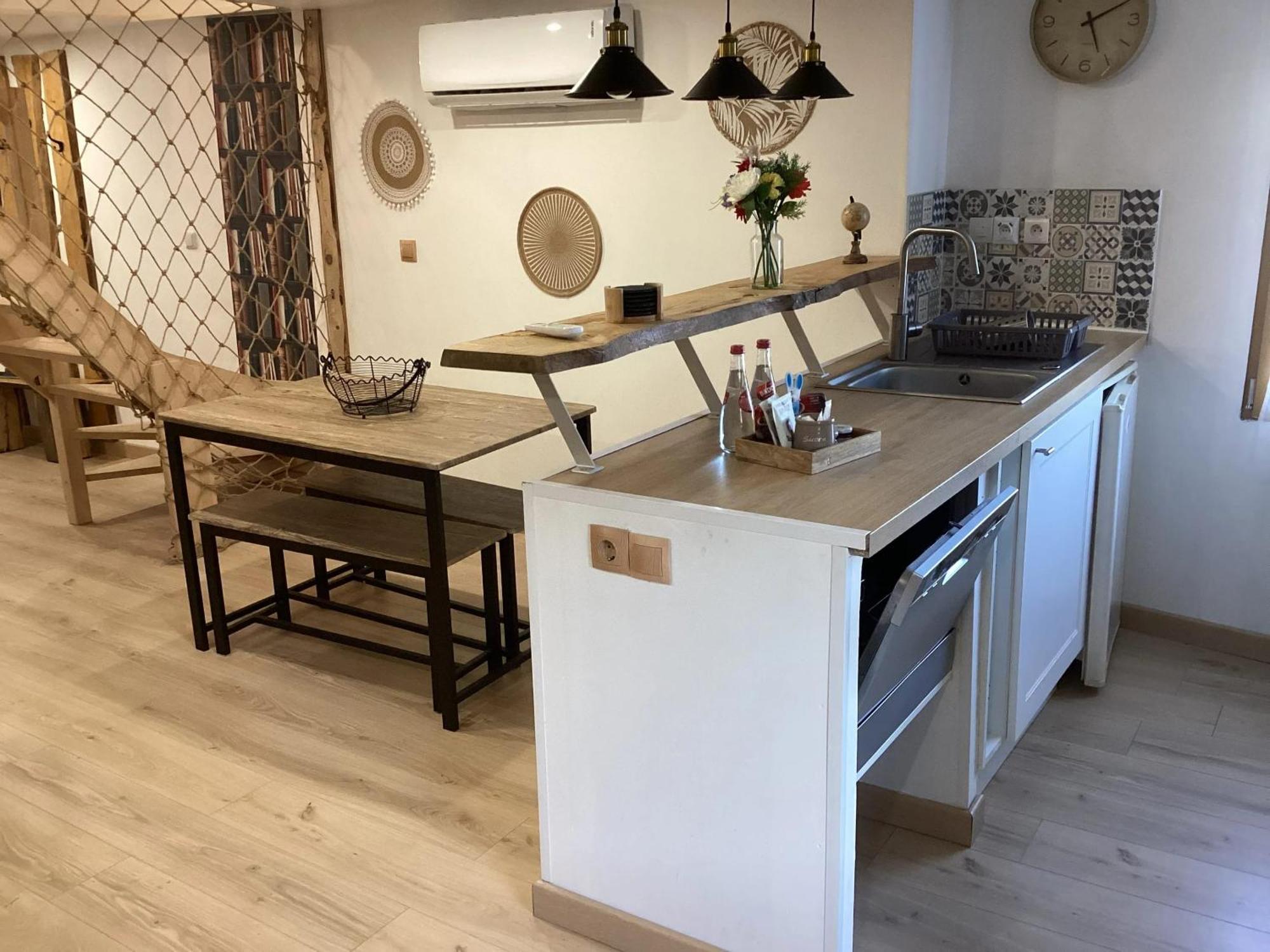 Holiday home Maison Charmante A Saint-romain, Animaux Acceptes.