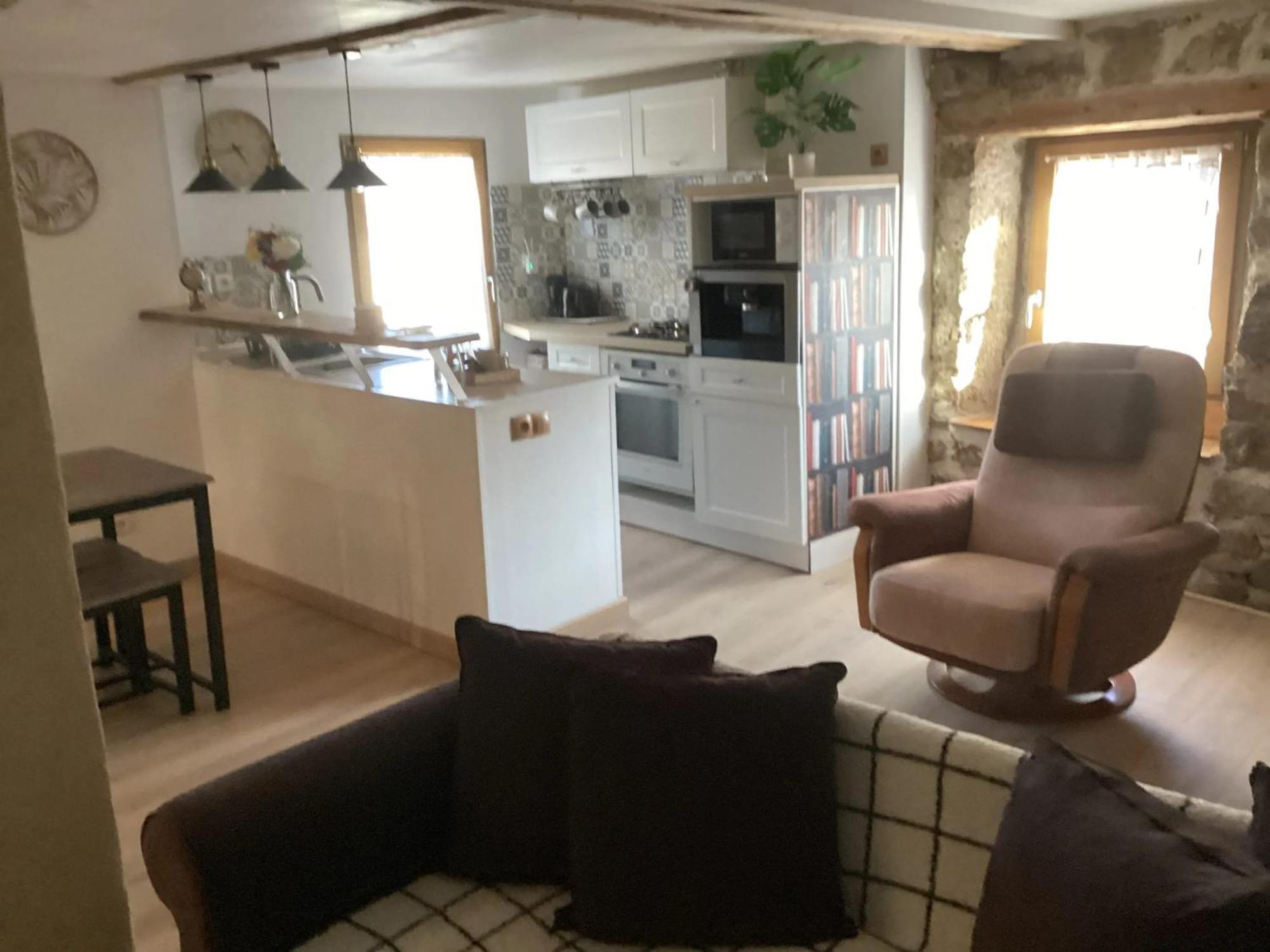 Maison Charmante A Saint-romain, Animaux Acceptes. Holiday home Saint-Romain (Puy-de-Dome)