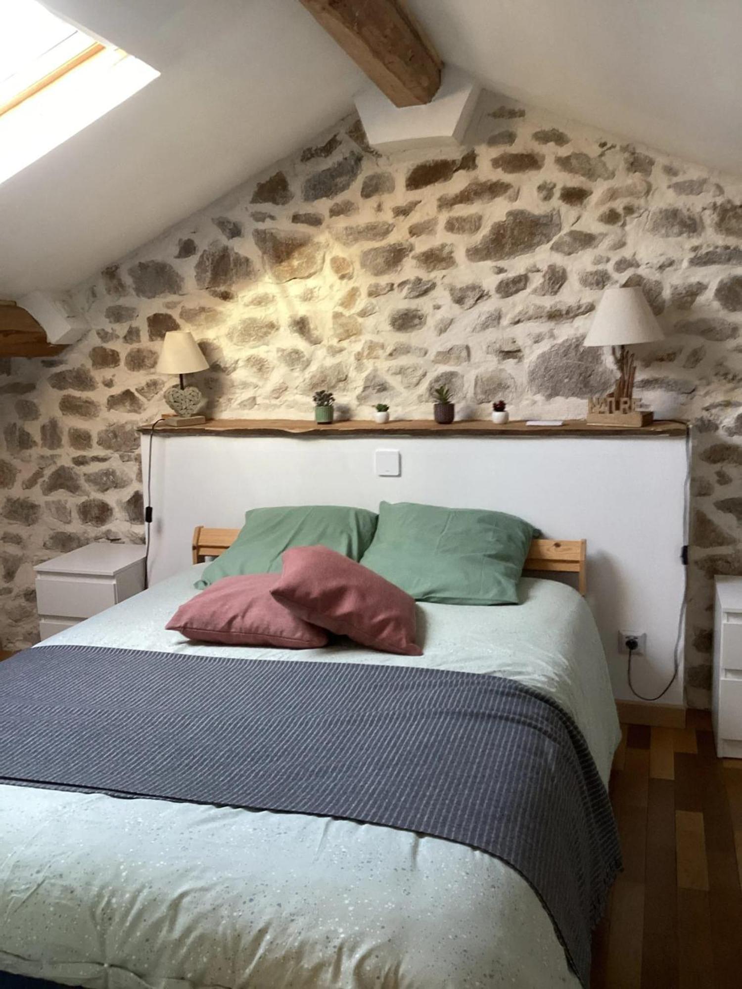 Maison Charmante A Saint-romain, Animaux Acceptes. *